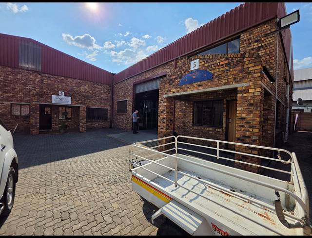 550M² FACTORY TO LET IN ANDERBOLT